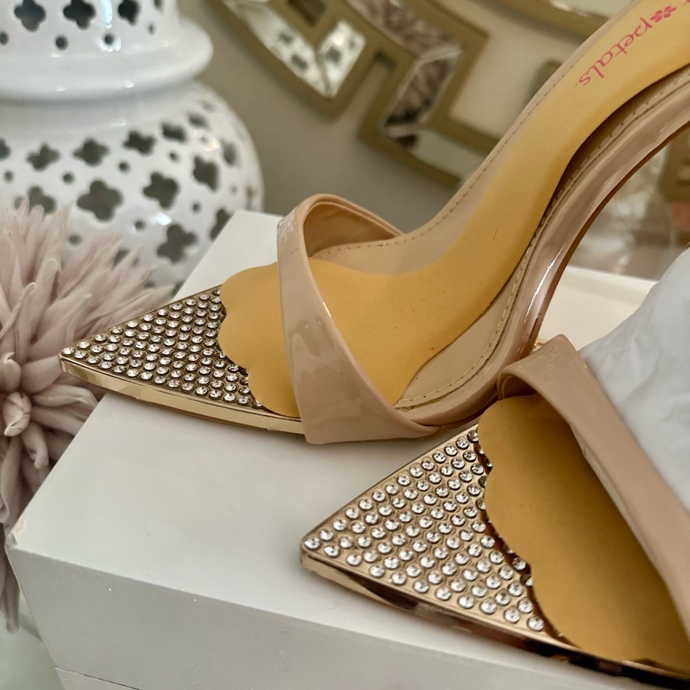 GORgeous Patent faux leather BLinG Heels!
